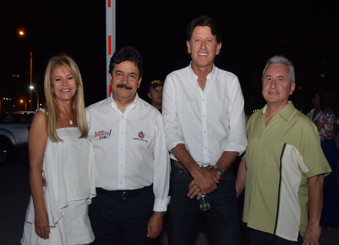 Gestora Social del departamento Miryam Hurtado de González; Gobernador del Huila Carlos Julio González Villa, Pipo Valenzuela y Fabio Pérez.